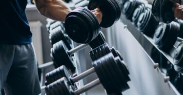 allenarsi in palestra con i pesi